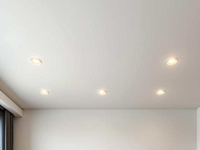 Beépített reflektorok modern nappali mennyezetben